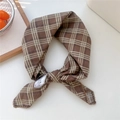 Foulard a quadretti marrone in cotone e lino con pizzo delicato e nodo elegante - Griglia a Righe Rosa Loto (25 Cotone)