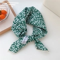 Sciarpa in cotone e lino con motivo a onde verdi e bianche e bordo in pizzo - Verde Canale (31 Cotone)