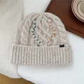Détail de bonnet en grosse maille beige avec coutures décoratives faites à la main - Taille unique / Beige