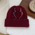 Vue détaillée du bonnet en maille bordeaux avec motif de cœur et étiquette de la marque - Taille unique / Bordeaux