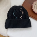 Vue détaillée du bonnet en maille côtelée noire avec coutures décoratives bleu et beige - Taille unique / Noir