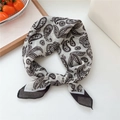 Beige zijden sjaal met paisley-motief, zwarte rand en elegant gedraaid knoopdetail - 55*55CM / Bruine Rand Paisley Patroon