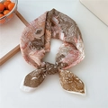 Carré en coton et lin élégant avec motifs de feuilles tropicales orange et fleurs - Villa en Forêt Café Foncé