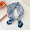 Foulard en coton et lin à imprimé Toile de Jouy bleu et blanc avec bordure rayée chic - Cadre de Village de Montagne Bleu Marine