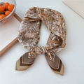 Foulard en coton et lin motif Toile de Jouy avec bordure géométrique marron contrastée - Cadre de Village de Montagne Kaki