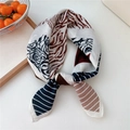 Carré de soie élégant avec imprimé animalier, rayures zèbre et motifs floraux variés - Rayures Diagonales Fleuries Bord Beige