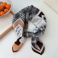 Carré de coton et lin vintage avec imprimé floral géométrique noir et caramel - Patchwork Floral Anglais Marron