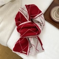 Dettaglio sciarpa in maglia a rombi rossi e bianchi con targhetta metallica del marchio - Argyle Rosso Cucito (MX0309)