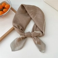 Élégant foulard carré marron à motif chevrons noué avec style sur une table - Cadre de Corde Fine Kaki