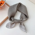 Carré de soie gris élégant en coton et lin avec motif chevrons et bordure à carreaux - Cadre de Corde Fine Gris