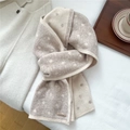 Dettaglio della calda sciarpa di lana a maglia con motivo a pois beige e marrone e texture - 186cmx23cm / Beige