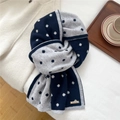Dettaglio di sciarpa in maglia a pois blu e grigio con patch logo in pelle pregiata - 186cmx23cm / Blu navy