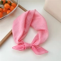 Elegante foulard a quadretti rosa e bianchi in cotone e lino con fiocco su bianco - Gingham Rosa