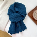 Detail van het kabelpatroon op een dikke donkerblauwe wollen sjaal in winterse sfeer - Marineblauw