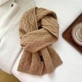 Detail van kamelenvollen sjaal met 100% zuivere wol label en grove kabelgebreide textuur - camel