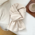 Detalle de bufanda de mezcla de lana beige con un emblema metálico de diseño suave - crema