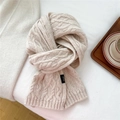 Dettaglio ravvicinato della sciarpa in lana beige a trecce con etichetta 100% lana - 21*160cm / Beige