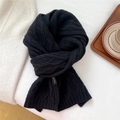 Dettaglio della trama a maglia a trecce in lana nera con etichetta 100% lana - 21*160cm / Nero
