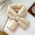 Detalle de bufanda acolchada beige con diseño cruzado y etiqueta de marca tejida - Beige