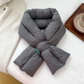 Detalle de bufanda de plumón gris con nailon cortavientos y diseño de hebilla cruzada - Gris