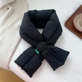 Vista plana de una bufanda acolchada negra con etiqueta de logo verde sobre tela blanca - Negro