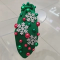 Détail du serre-tête tricoté vert avec nœud, flocons argentés et perles rouges de Noël - Flocon de Neige Strass Alliage Vert / Vert