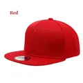 Cappello snapback rosso a sei pannelli in misto lana con visiera piatta e fori - Rosso