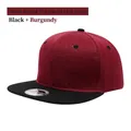 Cappellino snapback a tesa piatta con corona bordeaux e visiera nera con adesivo - Nero Rosso Vino