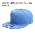 Cappellino snapback azzurro a sei pannelli con visiera piatta e adesivo argentato - Celeste