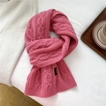 Dettaglio di sciarpa rosa in maglia a trecce 100% lana con trama morbida ed etichetta - Rosa