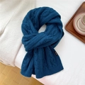 Gros plan d'une écharpe en laine bleu marine à torsades avec étiquette 100% laine - Style Patch Nez de Cochon Torsadé / 21*160cm / Bleu marine