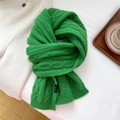 Détail d'une écharpe en laine vert vif avec tricot torsadé épais et étiquette de lavage - Style Patch Nez de Cochon Torsadé / 21*160cm / Vert