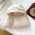 Dettaglio dello scaldacollo trapuntato beige con cappuccio e tre bottoni a pressione - Beige