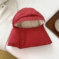 Cappello invernale rosso antivento con calda fodera in pile e bottoni automatici protettivi - Rosso
