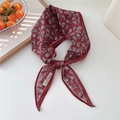 Dunkelrote Paisley-Baumwollschals mit Schleife und weißem, detailliertem Muster - Ziegelrot (Baumwollflügel)