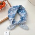 Sciarpa in seta blu con motivo floreale e paisley in tessuto leggero ed elegante - Fiori Blu Paisley (8be)