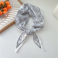 Weißes Baumwolltuch mit grauem Paisley-Muster für Haarstyling und als Hals-Accessoire - Großes Paisley Weiß (10% Baumwolle)