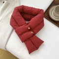 Detalle de bufanda acolchada roja con botones dorados sobre fondo minimalista - Rojo (Estilo de Botón de Metal Doble)