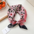 Foulard di seta rosa con motivo a rose rosso scuro ed elegante bordo nero decorato - Rosa a Righe Rosa (11be)