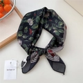 Elegante foulard in seta nera con stampa floreale vintage e bordo a righe - Rosa a Righe Nera (13be)