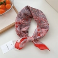 Foulard quadrato di seta rosa con motivo paisley e dettagli floreali rossi raffinati - Bordo Rosso Catena (16be)