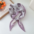 Baumwoll-Halstuch in Rautenform mit violettem Rosendruck und weißem Baumwolletikett - Lila Rose (17Cotton-Lila Rose)