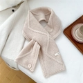 Dettaglio di sciarpa in maglia beige 100% lana con trama e bottone su vassoio - Beige