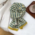 Dettaglio della sciarpa in maglia jacquard geometrica con motivo giallo su cappotto bianco - 23x183cm / Fair Isle Giallo e Verde