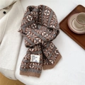 Dettaglio di sciarpa in maglia nordica con morbida trama e etichetta del marchio cucita - 23x183cm / Fair Isle Caffè e Grigio