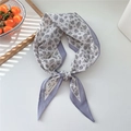 Schmaler Baumwollschal mit Blumenmuster in Lavendelgrau und Cremeweiß für Damen - Kleines Blaues Bündel (20 Baumwolle)