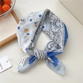 Foulard quadrato in cotone e lino blu e bianco con motivo paisley ed etichetta - Linea Petalo Blu (24be)