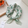 Foulard di seta bianco con stampa paisley verde e dettaglio dell'etichetta appesa - Paisley Labbro Verde (30be)