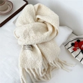 Primer plano detallado de bufanda de punto crema con textura bouclé y flecos - 28*210cm / crema