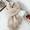 Detalle de bufanda de punto boucle crema con elegantes borlas de flecos y textura suave - 28*210cm / Beige Crema